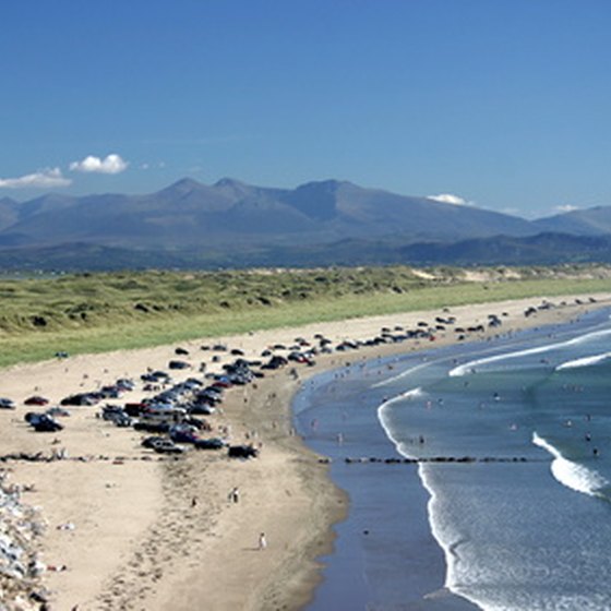 Many hiking tours include Ireland's coastal scenery.