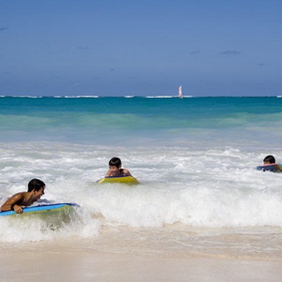 Heeding travel warnings can help tourists enjoy a safe Jamaican vacation.