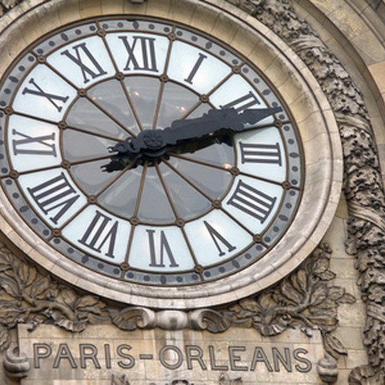 Meet for Valentine's Day under the clock at a Parisian railway