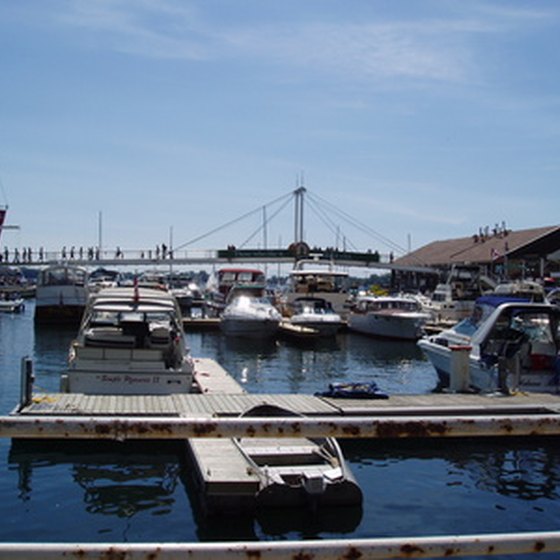 Many hotels are located near the harbors of Lake Ontario.