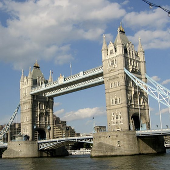 A guided tour is an easy way to enjoy London's attractions.