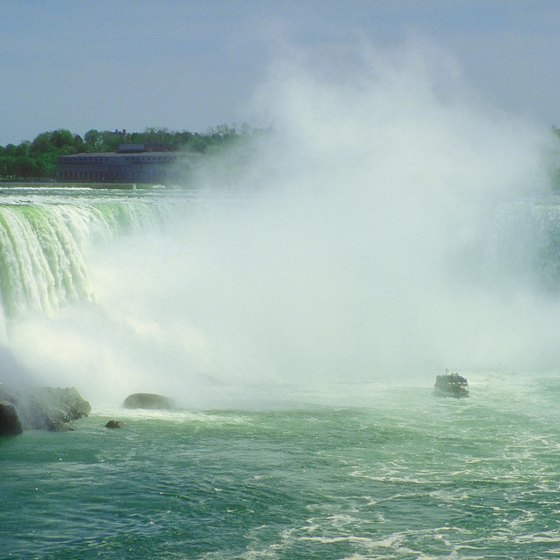 Visit New York's natural landmarks, such as Niagara Falls, without going over budget.