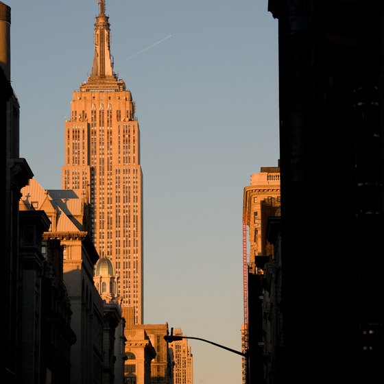 The Empire State Building is surrounded by restaurants.