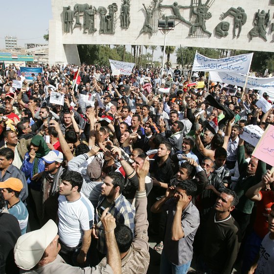 Iraqis protest government corruption.