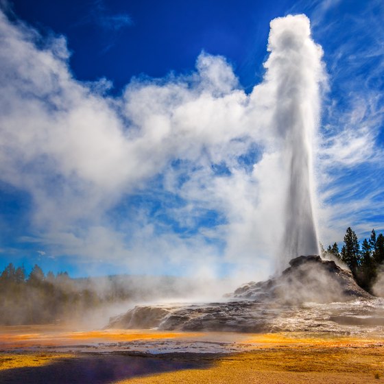 What Is the Distance & Travel Time From Cleveland, Ohio to Yellowstone National Park?