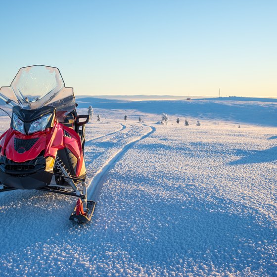 The Best Winter Snow Vacations for a Snowmobile