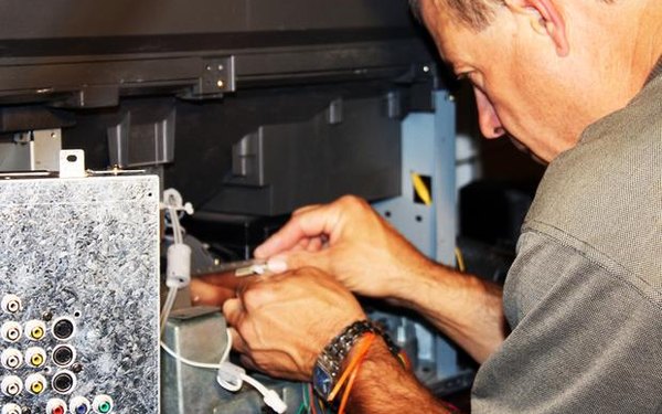 Cómo reparar una TV reemplazando un fusible (En 9 Pasos)