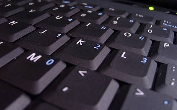 Cómo arreglar una tecla pegada en un teclado de computadora portátil (En 5 Pasos)
