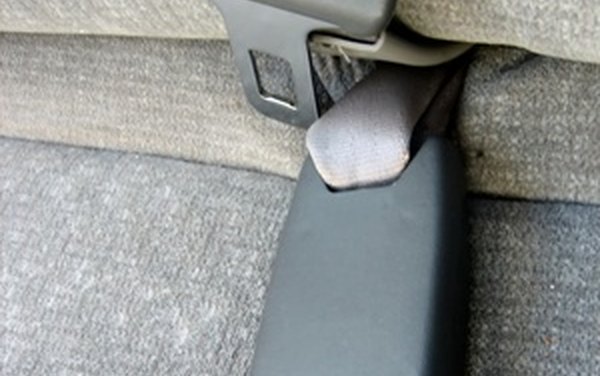 Cómo quitar una obstrucción en un cinturón de seguridad (En 4 Pasos)