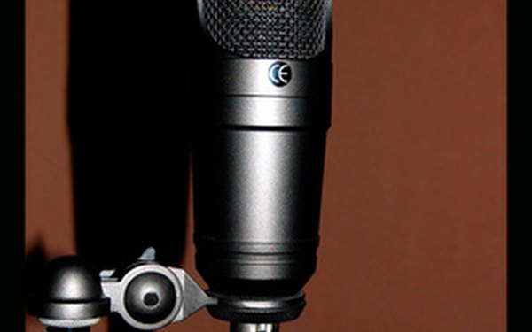 Cómo aumentar el volumen de un micrófono (En 11 Pasos)