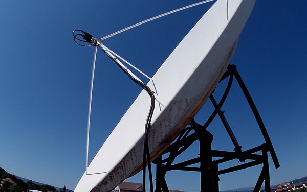 Cómo alinear una antena parabólica sin un medidor (En 5 Pasos)