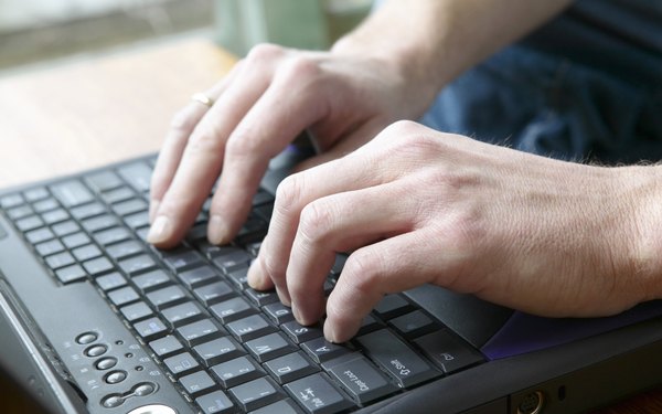 El teclado de mi laptop escribe las letras incorrectas