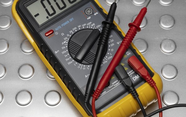 Cómo medir la capacitancia de un cable con un multímetro (En 3 Pasos)