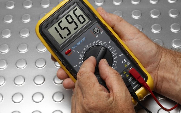 Cómo calcular la resistencia adecuada para un LED (En 6 Pasos)