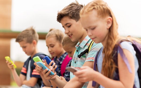 10 Razones por las que un niño debería tener un teléfono celular