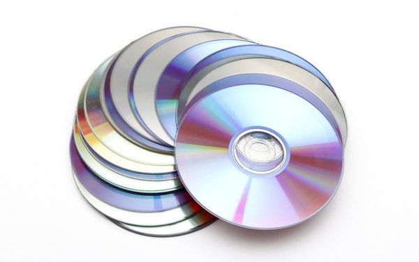 ¿Cuál es la capacidad de almacenamiento de un CD y un DVD?