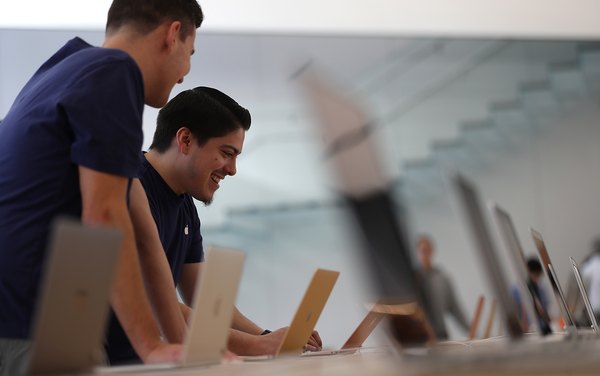 Cómo encender la cámara de una MacBook