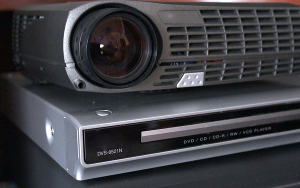 Cómo conectar un proyector a un reproductor de DVD (En 5 Pasos)