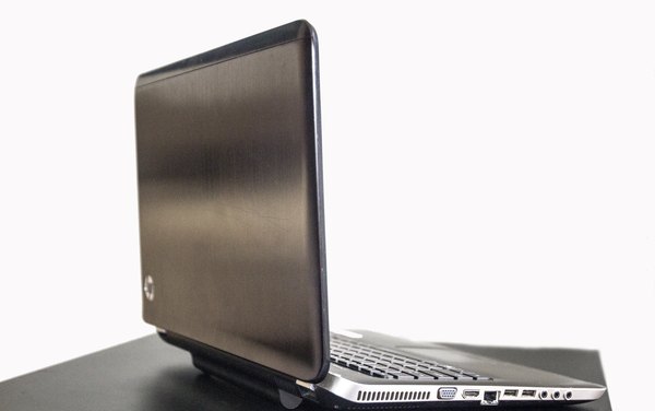 Cómo quitar los rayones en la tapa de una laptop (En 6 Pasos)
