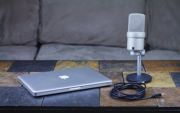 Cómo utilizar un micrófono externo en una MacBook Pro (En 5 Pasos)