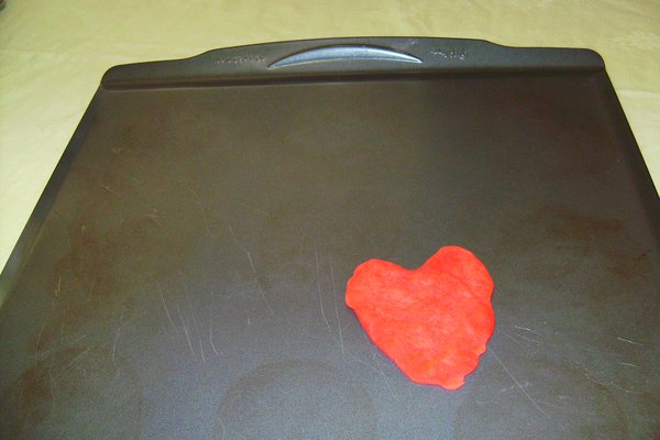 Corazón de masa Play-Doh al horno.