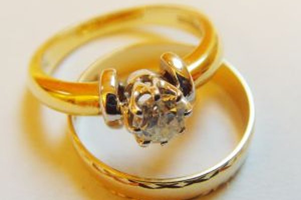 El oro es convertido en collares, anillos, pulseras, aretes y muchos otros tipos de adornos para el cuerpo.