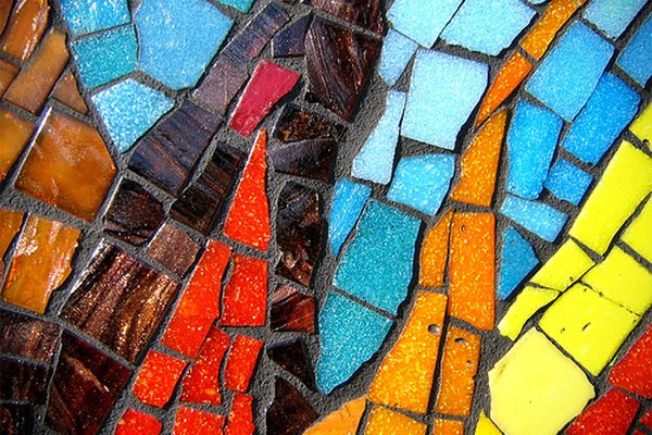 Azulejos de colores rotos y calzados juntos como un rompecabezas.