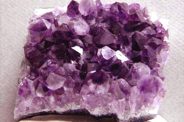 Las amatistas naturales son formaciones de cristales que luego son cortadas y pulidas para hacer gemas de calidad para joyería.