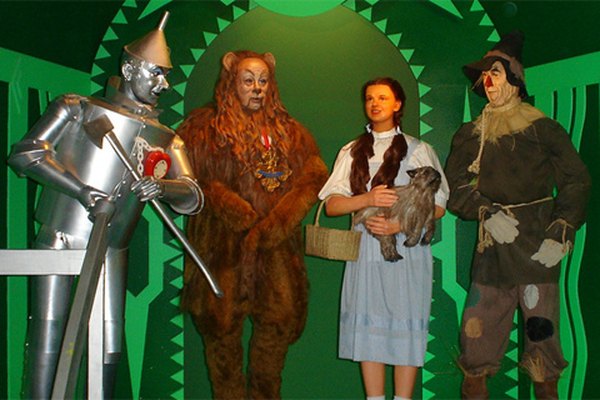 Conseguir disfrazar a un grupo de niños como los personajes del Mago de Oz para la Noche de Brujas no es tan difícil.