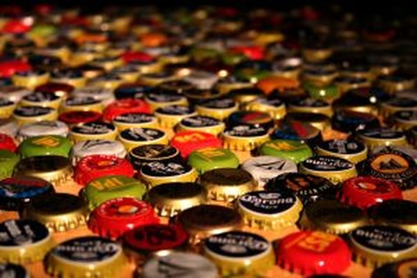 Puedes almacenar tapas de cerveza y convertirlas en algo útil.