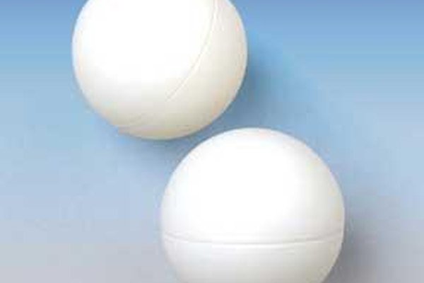 Haz una aspiradora casera con pelotas de ping pong.