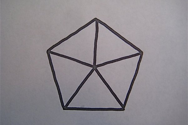 Es posible dividir un pentágono en 5 triángulos iguales.