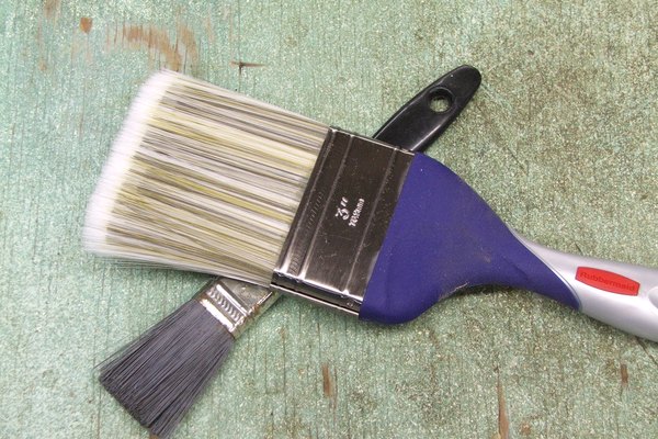Puedes renovar tus viejos muebles pintándolos.