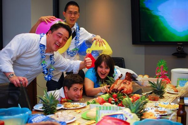 Haz un éxito de tu fiesta hawaiana mediante la organización de juegos para adultos.
