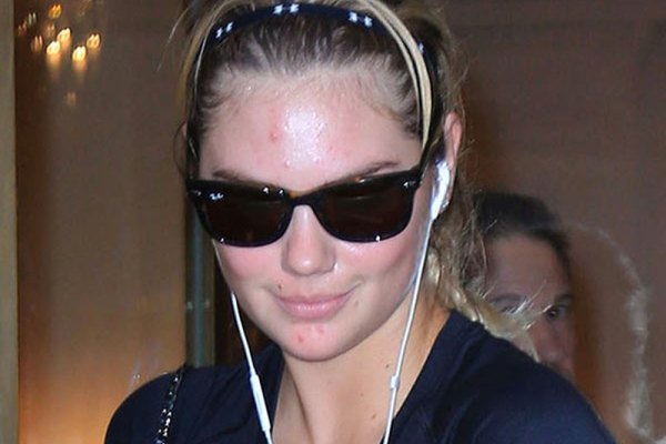 Kate Upton trata de evitar que la fotografíen sin maquillaje.