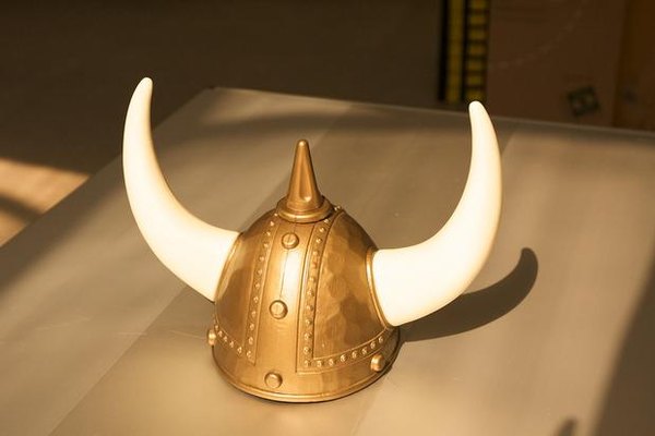 Puedes hacer un casco de vikingo usando papel aluminio.