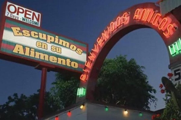 Toma en la que puede verse el letrero gigante con la broma en español