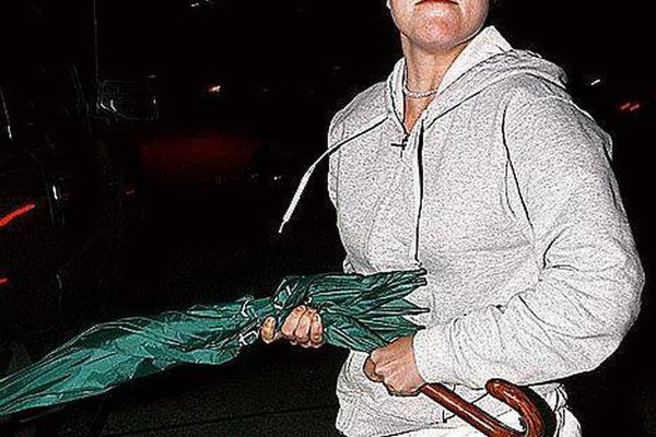 Britney ataca con un paraguas a los paparazis que la persiguen.