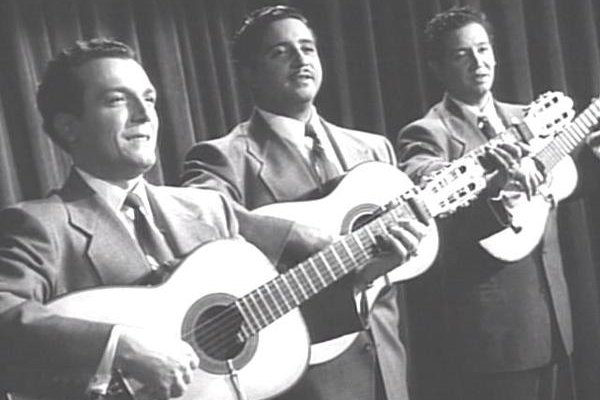 El bolero fue interpretado en la década de 1940 por el Trío Los Panchos y María Dolores Pradera.