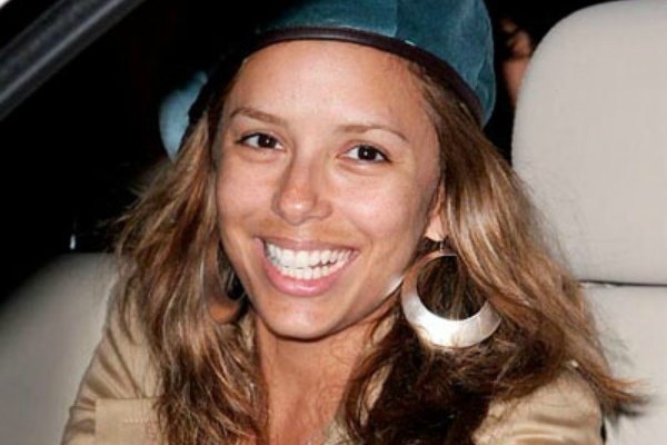 Eva Longoria sonríe ante las cámaras con su rostro al natural.