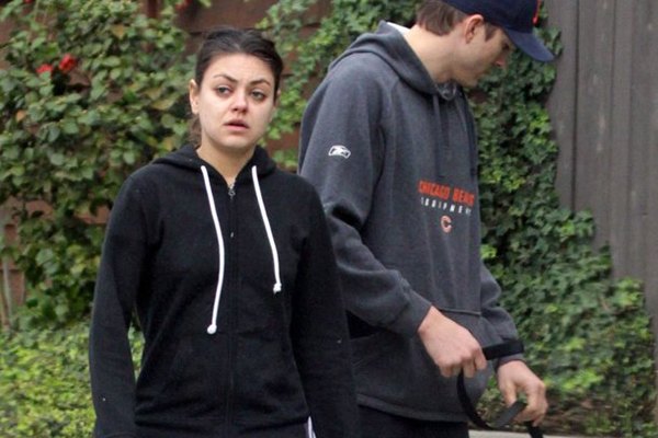 Mila Kunis y Ashton Kutcher son sorprendidos por un fotógrafo mientras pasean a su mascota.
