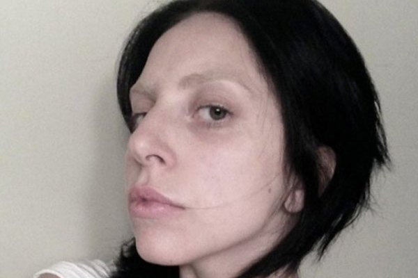 Lady Gaga tomándose una fotografía sin maquillaje alguno.