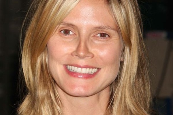 Heidi Klum sonríe ante las cámaras con su rostro al natural.