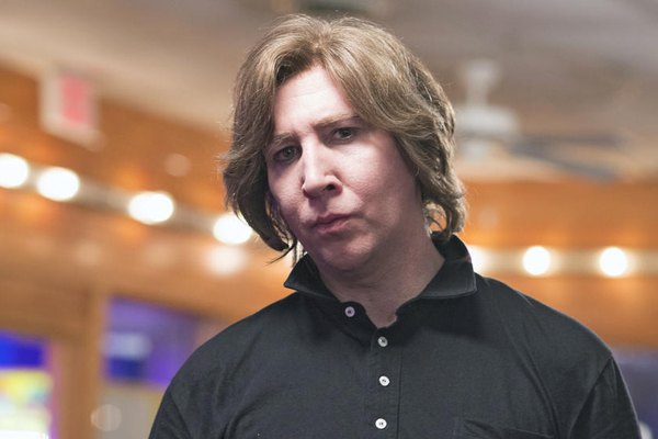 Marilyn Manson posa ante las cámaras con su rostro al natural.