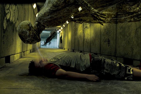Un “dementor” absorbe el alma de un niño durante una escena de la película