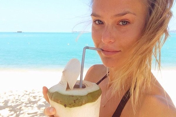 Bar Refaeli se toma una fotografía con su rostro al natural.