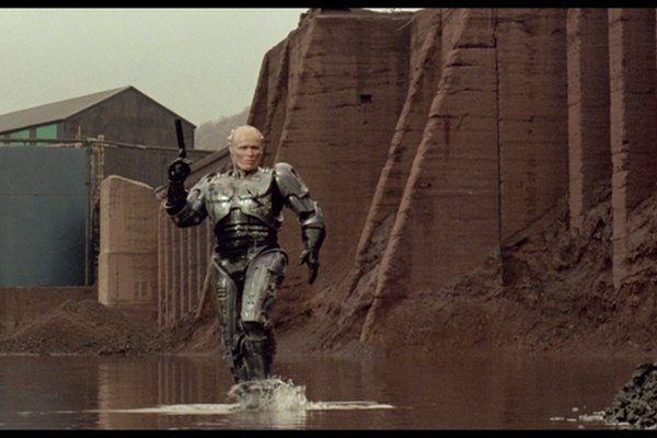 Escena de la película, en la que “Robocop” aparece caminando sobre el agua