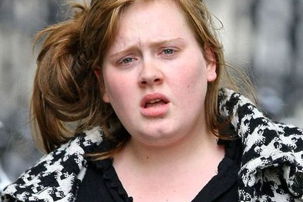 Adele es sorprendida sin maquillaje y algo desprolija.