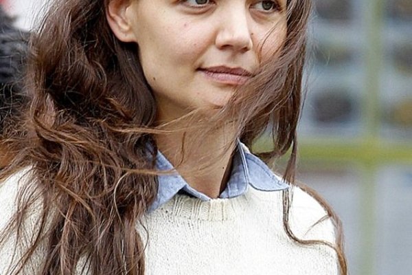 Katie Holmes camina por la calle sin maquillaje y bastante desarreglada.