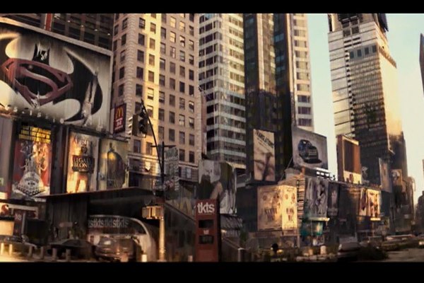 Toma en la que puede verse el afiche gigante de una supuesta película sobre Batman y Superman